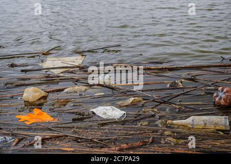 Le coronavirus contribue à la pollution, car les masques de visage rejetés encombrent le fleuve Danube, ainsi que les déchets en plastique et autres. Des bouteilles en plastique et d'autres débris en plastique flottent dans le Danube. Les déchets de plastique et autres de toute l'Europe sont évacués par le Danube dans la mer Noire. Banque D'Images