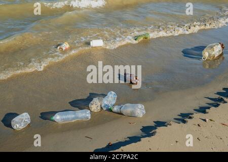 Lavées par les vagues à terre les bouteilles en plastique. Pollution plastique massive sur la rive du Danube dans la réserve de biosphère du Danube. Déchets plastiques problème de pollution environnementale. Les déchets de plastique et autres de toute l'Europe sont évacués par le Danube dans la mer Noire. Banque D'Images