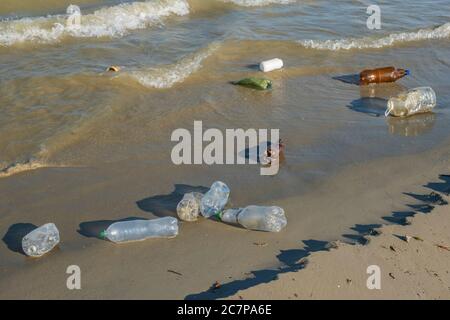 Lavées par les vagues à terre les bouteilles en plastique. Pollution plastique massive sur la rive du Danube dans la réserve de biosphère du Danube. Déchets plastiques problème de pollution environnementale. Les déchets de plastique et autres de toute l'Europe sont évacués par le Danube dans la mer Noire. Banque D'Images