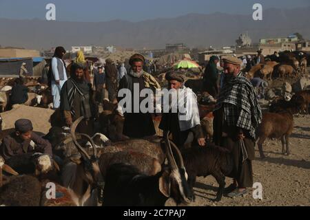 Kaboul, Afghanistan. 19 juillet 2020. Les populations locales visitent un marché du bétail avant le festival annuel Eid al-Adha à Kaboul, en Afghanistan, le 19 juillet 2020. Credit: Sayed Mominzadah/Xinhua/Alay Live News Banque D'Images