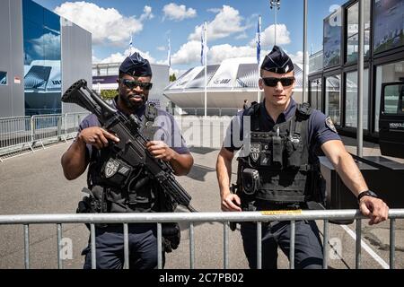 PARIS, FRANCE - 21 JUIN 2019 : la police nationale française armée est en garde au salon de l'aéronautique de Paris. Banque D'Images