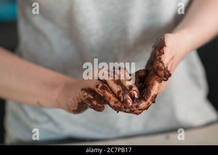 jeune femme faisant des bonbons aux truffes dans la cuisine Banque D'Images