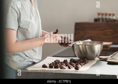 jeune femme faisant des bonbons aux truffes dans la cuisine Banque D'Images