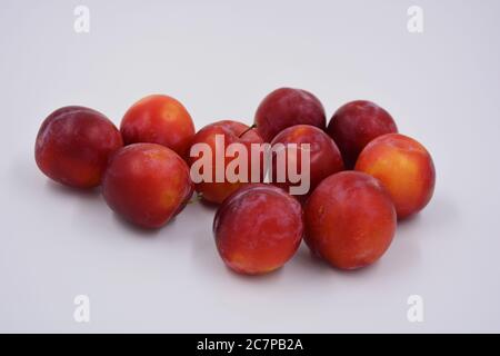 Rouge, cerise variété précoce de prune de cerise, qui pousse et pousse sur le territoire de l'Ukraine. Délicieux fruits d'été doux, frais et sains. Banque D'Images