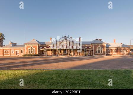 La gare de Mudgee est un exemple de terminal de première classe construit en 1884 dans un style victorien exotique avec un toit d'empire français Banque D'Images