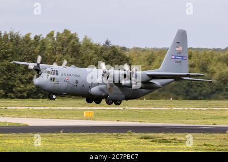 EINDHOVEN, PAYS-BAS - 22 JUIN 2018 : AVION de transport Hercules C-130H DE LA US Air Force Lockheed à partir de la 94e Escadre Airlift atterrissant sur la base aérienne d'Eindhoven. Banque D'Images