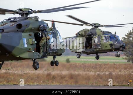 DEELEN, Pays-Bas -OCT 11, 2018 : chef de l'équipe de sortir d'une armée allemande NH90 hélicoptère décollant de la base aérienne au cours de l'automne Falcon Deelen exe Banque D'Images