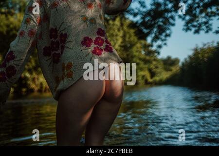 Belle femme skinny trempant et nageant sauvage dans la rivière Banque D'Images