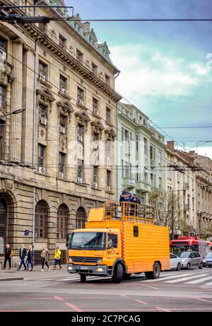 Belgrade / Serbie - 1 mars 2020: Ouvriers de la compagnie de transport public (GSP Beograd) réparant les câbles électriques aériens du trolleybus dans le centre-ville de Belg Banque D'Images