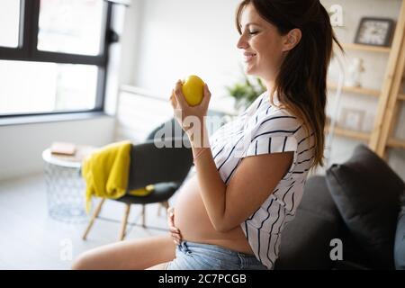 Femme enceinte attend bébé avec style de vie sain Banque D'Images