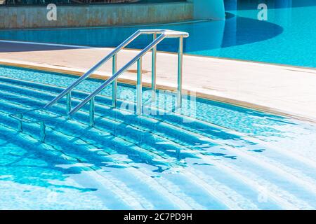 Piscine bleue avec escalier à l'hôtel de luxe Banque D'Images