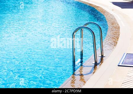 Piscine bleue avec escalier à l'hôtel de luxe Banque D'Images