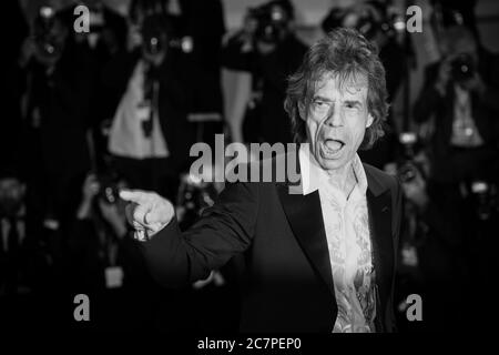 VENISE, ITALIE - SEPTEMBRE 07 : Mick Jagger marche le tapis rouge devant l'hérésie orange brûlée lors du 76e Festival du film de Venise Banque D'Images