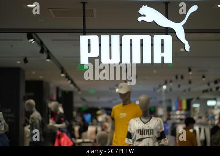 Fermez l'affiche d'atelier de PUMA accrochée au magasin. Arrière-plan flou. Marque sportive allemande Banque D'Images