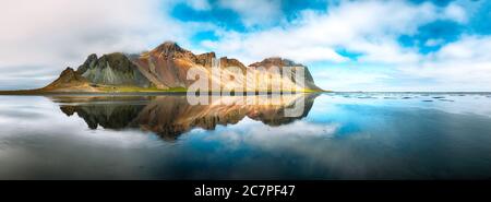 Magnifique journée ensoleillée et magnifique reflet de la montagne Vestahorn sur le cap Stokknes en Islande. Lieu : cap Stokknes, Vestrahorn (mont Batman), Banque D'Images