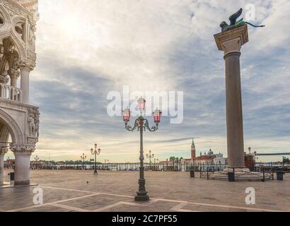 Place Saint-Marc avec Campanile et basilique Saint-Marc à Venise, Italie Banque D'Images
