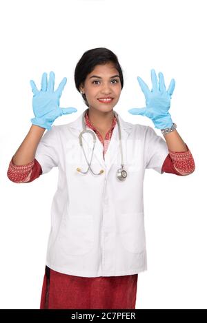 Femme médecin porte des gants médicaux. Banque D'Images
