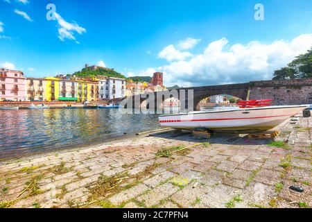 Paysage urbain étonnant de Bosa avec le pont Ponte Vecchio traversant la rivière Temo. Rive de la rivière avec maisons italiennes colorées typiques. Emplacement : Banque D'Images