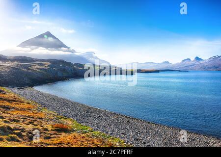 Paysage du fjord Berufjordur en Islande. Emplacement: Près de la réserve naturelle de Teigarhorn, Berufjordur, Islande de l'est, Europe Banque D'Images