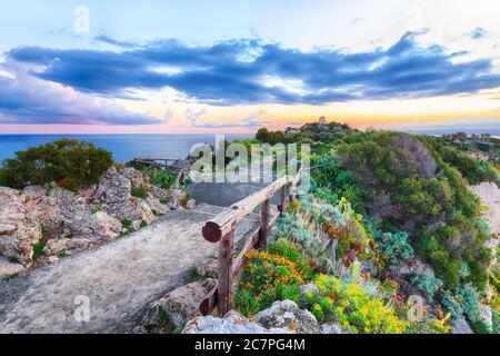 Spectaculaire coucher de soleil de printemps sur le panorama du cap Milazzo de la réserve naturelle de Piscina di Venere. Emplacement : cap Milazzo, île de Sicile, Italie, Europe. Banque D'Images