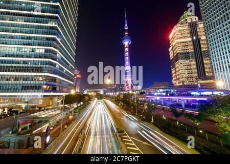 Scène aérienne nocturne de la région de Lujiazui dans le quartier de Shanghai Pudong. Centre financier de la Chine. Bâtiments de bureaux et monument brillants. Exposition longue Banque D'Images