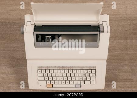 Machine à écrire électronique blanche sur table en bois Banque D'Images