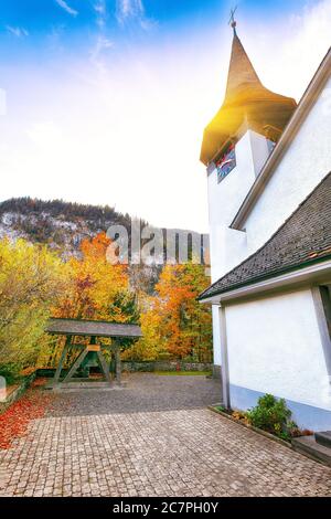 Captivante vue d'automne de l'église de Lauterbrunnen . Lieu: Village de Lauterbrunnen, Berner Oberland, Suisse, Europe. Banque D'Images