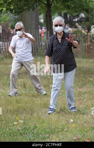 Un couple américain asiatique plus âgé, probablement marié, fait des exercices de Tai Chi à Kissena Park, Flushing, Queens, New York City. Banque D'Images