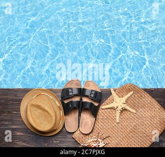 Accessoires de plage au bord de la piscine Banque D'Images