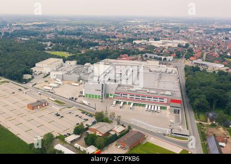 Lohne, Allemagne. 19 juillet 2020. La photographie aérienne montre l'abattoir de poulet de Wiesenhof à Lohne, en Basse-Saxe, où 66 personnes ont été testées positives pour le coronavirus. Credit: Mohssen Assanimoghaddam/dpa/Alay Live News Banque D'Images