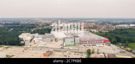 Lohne, Allemagne. 19 juillet 2020. La photographie aérienne montre l'abattoir de poulet de Wiesenhof à Lohne, en Basse-Saxe, où 66 personnes ont été testées positives pour le coronavirus. Credit: Mohssen Assanimoghaddam/dpa/Alay Live News Banque D'Images