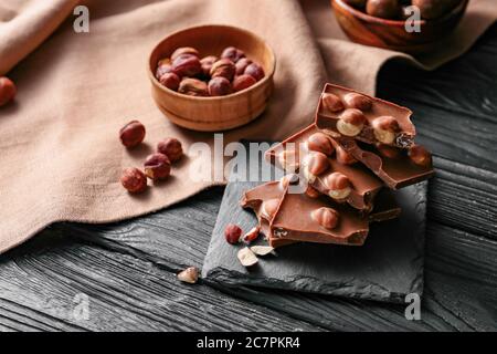 Chocolat doux et noisette sur la table Banque D'Images