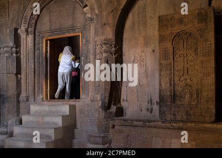 Les touristes et les visiteurs ont accès à des visites guidées autour de l'intérieur de Saint-Astvatsatsin à Khor Virap pendant que les prêtres font leurs affaires quotidiennes. Arménie Banque D'Images