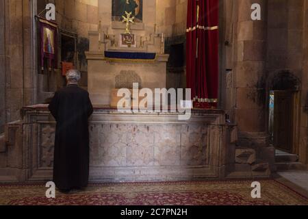 Les touristes et les visiteurs ont accès à des visites guidées autour de l'intérieur de Saint-Astvatsatsin à Khor Virap pendant que les prêtres font leurs affaires quotidiennes. Arménie Banque D'Images