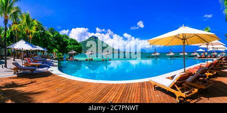 Vacances relaxantes dans un paradis tropical. Île Maurice. Station balnéaire de luxe avec piscine, plage de Flic en Flac Banque D'Images
