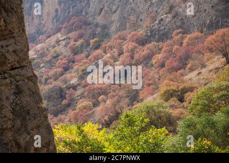 Des vallées et des collines spectaculaires aux couleurs de l'automne entourent le complexe du monastère de Noravank, dans l'ouest de l'Arménie. Banque D'Images