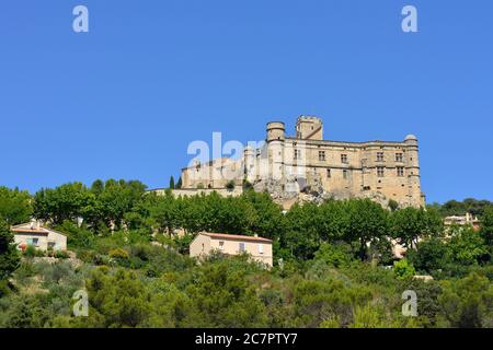 Beau château médiéval dans le village le Barroux , Provence, France Banque D'Images