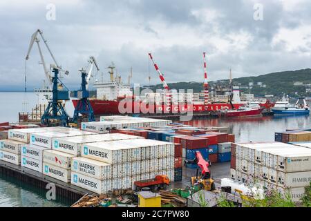 Terminal port maritime commercial, grue déchargé navire russe à conteneurs Sevmorput - briquet brise-glace à propulsion nucléaire à bord du porte-navire Banque D'Images