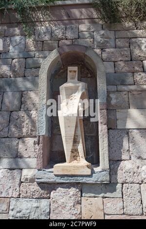 Statue de pierre blanche dans la cour du monastère de Santa Maria de Montserrat près de Barcelone, Catalogne, Espagne Banque D'Images