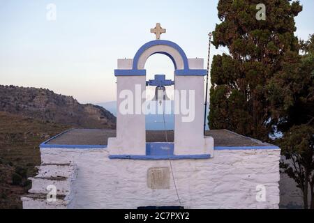 Petit détail beffroi d'église, couleurs blanc et bleu, fond de ciel bleu et nature. Grèce. Île de Kea. Banque D'Images