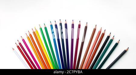 crayons de couleur sur fond blanc, concept de rentrée. Vue de dessus. Les services de papeterie Banque D'Images