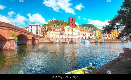 Paysage urbain étonnant de Bosa avec le pont Ponte Vecchio traversant la rivière Temo. Rive de la rivière avec maisons italiennes colorées typiques. Emplacement : Banque D'Images