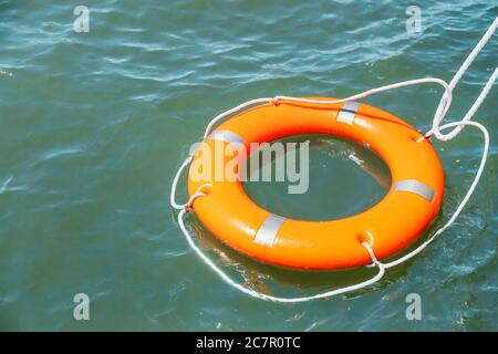 Anneau de bouée de sauvetage flottant sur l'eau Banque D'Images