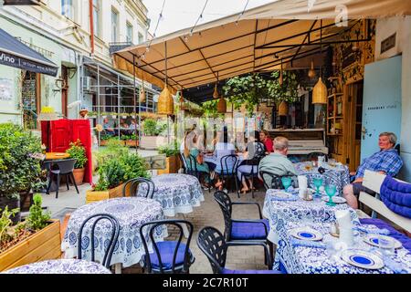 Tbilissi , Géorgie - 25 août 2019 : les touristes apprécient le restaurant dans une rue de la vieille ville historique de Tbilissi Géorgie capitale Europe de l'est Banque D'Images