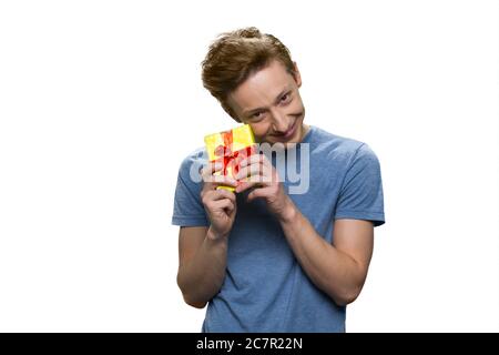 Un garçon souriant tient une boîte cadeau. Banque D'Images