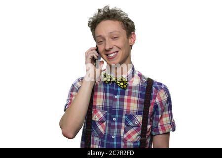 Un adolescent parle au téléphone. Banque D'Images
