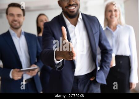 Le patron africain tient la main pour l'accueil du client par poignée de main Banque D'Images