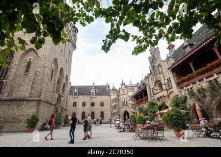 Pattensen, Allemagne. 19 juillet 2020. Les touristes visitent le château de Marienburg. Le palais Marienburg est un complexe de palais historicist que le roi George V de Hanovre avait construit entre 1858 et 1869 comme résidence d'été et pavillon de chasse sur le Marienberg près de Hanovre. Crédit : Peter Steffen/dpa/Alay Live News Banque D'Images