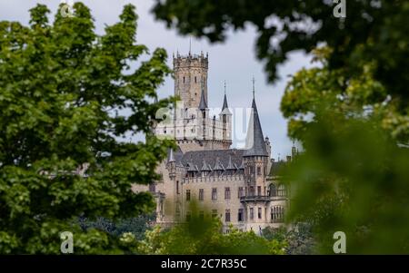 Pattensen, Allemagne. 19 juillet 2020. Le ciel bleu est visible au-dessus du château de Marienburg. Le palais Marienburg est un complexe de palais historicist que le roi George V de Hanovre avait construit entre 1858 et 1869 comme résidence d'été et pavillon de chasse sur le Marienberg près de Hanovre. Crédit : Peter Steffen/dpa/Alay Live News Banque D'Images