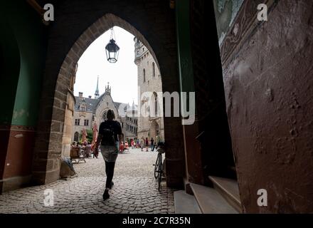 Pattensen, Allemagne. 19 juillet 2020. Les touristes visitent le château de Marienburg. Le palais Marienburg est un complexe de palais historicist que le roi George V de Hanovre avait construit entre 1858 et 1869 comme résidence d'été et pavillon de chasse sur le Marienberg près de Hanovre. Crédit : Peter Steffen/dpa/Alay Live News Banque D'Images